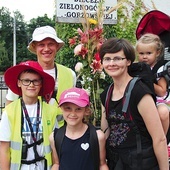 Marcin i Milena  z rodziną tuż przed wyjściem jednodniowej pielgrzymki z Otynia do Lipin.