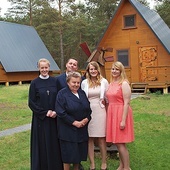 S. Emilia Wieloch ABMV (pierwsza z lewej)  na rodzinnym zdjęciu  ze swoją babcią.