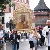 Głosu do pierwszego odcinka użyczył ks. dr Marek Mierzyński.