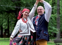 Beata i Zenon Chrobokowie  występują w zespole dla oldbojów Akademickiego Stowarzyszenia Kultury i Folkloru „Patria”.