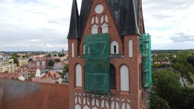 Ruszył remont tarcz zegara na wieży kościoła Mariackiego w Szczecinku