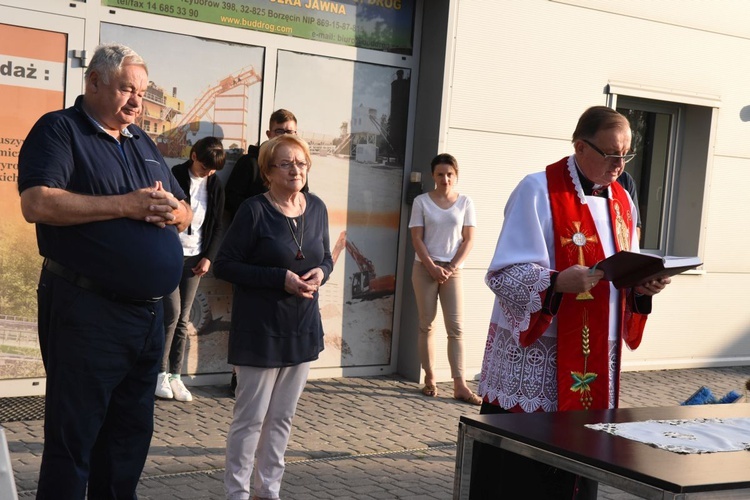 - Duchowni co roku modlą się za naszą rodzinną firmę, błogosławią pracowników, pojazdy i maszyny - mówi Józef Łagosz (z lewej).