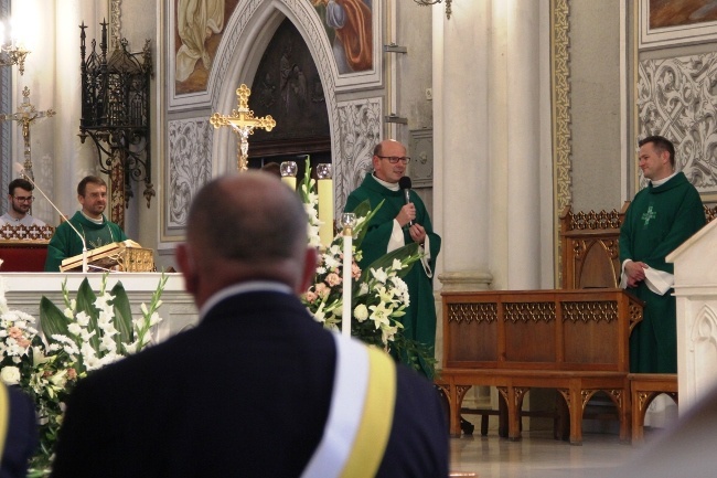 Podczas Mszy św. modlono się w intencji proboszcza katedry ks. kan. Krzysztofa Ćwieka (drugi od prawej) w dniu jego imienin.