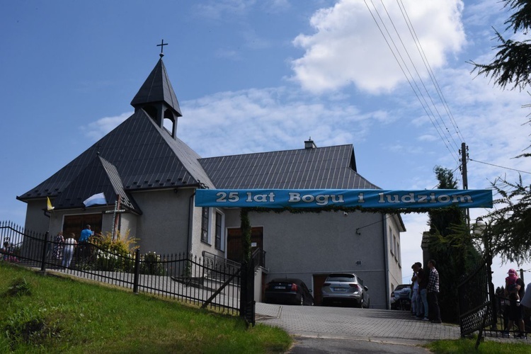 Kaplica w Janczowej została poświęcona 13 sierpnia 1995 roku.