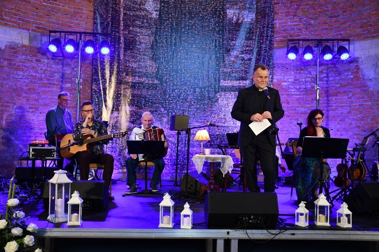 Proboszcz parafii św. Kingi ks. Zbigniew Kiszowara na scenie z zespołem S. Celińskiej.