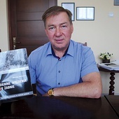 Jan Pyrkosz prezentuję książkę o obozie w Żabnie.