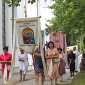 ▼	Po Mszy św. wierni przeszli w procesji eucharystycznej dookoła kościoła. 