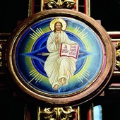 ▲	Jezus Pantokrator w tylnej części krucyfiksu. 