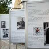 Wystawa przy kościele zdrojowym w Krynicy.