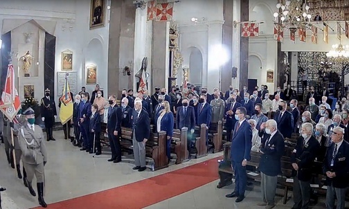 Na uroczystości do katedry polowej przybyli powstańcy warszawscy, przedstawiciele najwyższych władz oraz władz samorządowych stolicy.