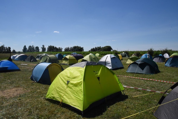 Młodzi spali w namiotach, co dla niektórych było przygodą.