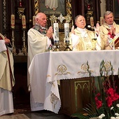 Mszę św. celebrowali (od lewej): ks. Mirosław Kszczot, ks. Władysław Zązel, bp Henryk Tomasik, bp Tadeusz Bronakowski.