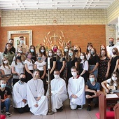 ◄	Uczestnicy i ich opiekunowie w kościele Podwyższenia Krzyża Świętego.