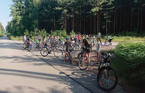 ▲	Uczestnicy obozu podczas wycieczki po Puszczy Solskiej.