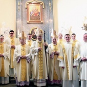 ▲	Pamiątkowe zdjęcie z ostatnich święceń diakonatu i prezbiteratu. Ks. D. Mazurkiewicz (pierwszy z lewej) będzie kustoszem nowego sanktuarium.