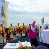 Biskup dziękujący ks. Adamiakowi w czasie Mszy św. odpustowej.