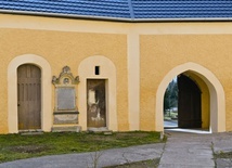 Mury kościoła w Piszkowicach.