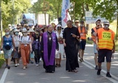 Pielgrzymów na pątniczy szlak wyprowadził bp Henryk Tomasik.