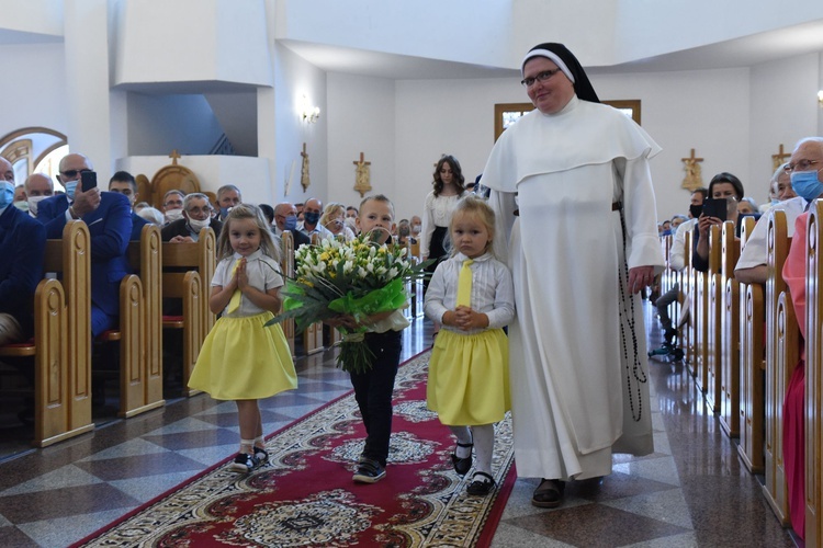 Dzieci z przedszkola św. Jana Pawła II dziękują za 15 lat istnienia placówki.