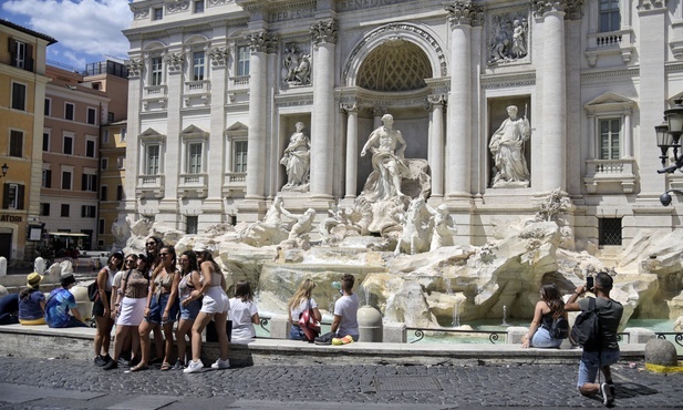 Włochy: Coraz więcej przypadków przywożenia koronawirusa z wakacji za granicą