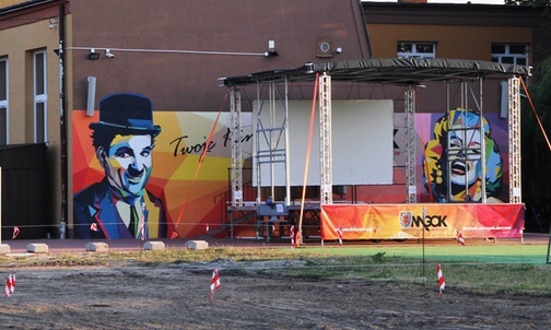  Kolorowy mural zaprasza na seanse do letniego kina.