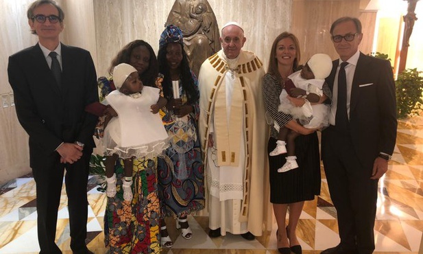 Papież Franciszek ochrzcił siostry syjamskie