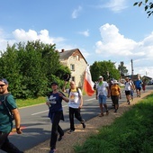 Oświęcimska delegacja za krzyżem zmierza ku Jasnej Górze.