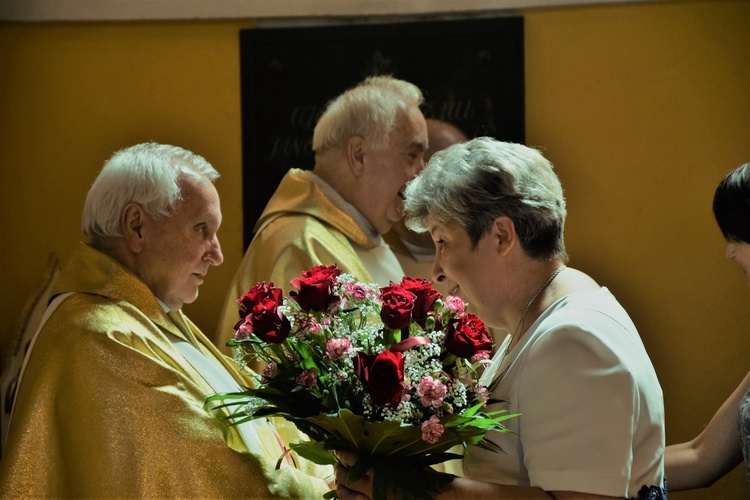 Kapłani otrzymali kwiaty i prezenty.