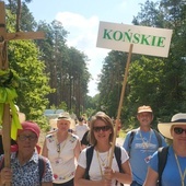 Grupa pielgrzymów z Końskich na pątniczym szlaku.