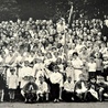 ▲	W rodzinnym albumie Gertruda Rusnarczyk ma zdjęcie z obchodów sprzed 60 lat (z przodu, czwarta dziewczynka  od lewej).