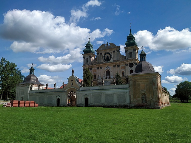 ▼	Kościół poświęcił w 1720 r. biskup warmiński  Teodor Potocki. 