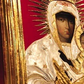 Obraz Matki Bożej z Dzieciątkiem Jezus ozdabiają sukienki, korony i liczne wota.