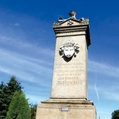 Monument upamiętniający gen. Dąbrowskiego integruje mieszkańców. Przypomina także o innej bywającej w tym miejscu postaci – ks. Karolu Wojtyle.