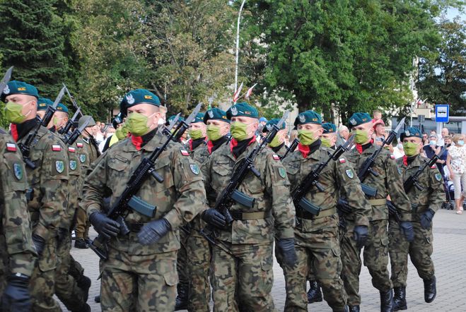 Maszerują żołnierze z garnizonu Nisko.