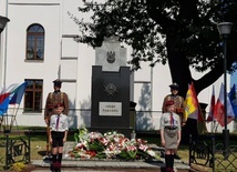 W Łowiczu przy pomniku marszałka Józefa Piłsudskiego 15 sierpnia złożono kwiaty.