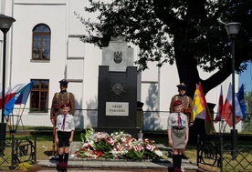 W Łowiczu przy pomniku marszałka Józefa Piłsudskiego 15 sierpnia złożono kwiaty.