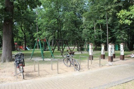 Kostki wiedzy i stojaki dla rowerów w niżańskim parku.