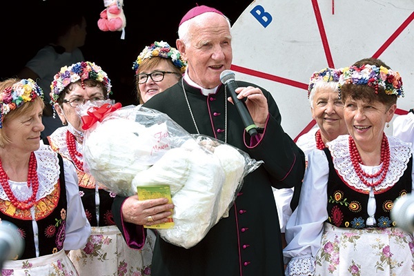 ▲	Biskup otrzymał w prezencie wielkiego misia z maseczką symbolizującego tegoroczny nowowiejski odpust.