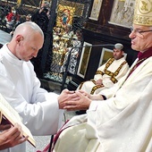 ▲	Gest włożenia rąk to element składanego przyrzeczenia czci i posłuszeństwa biskupowi i jego następcom.
