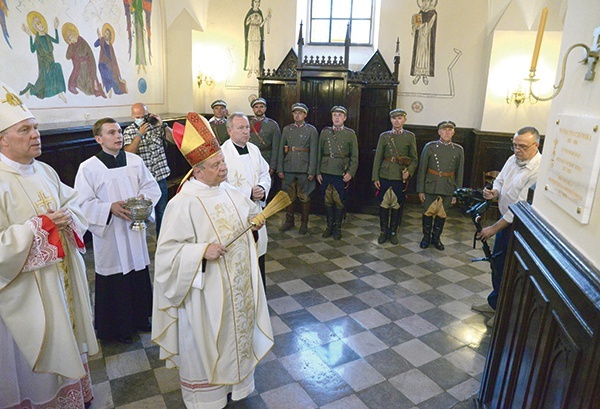 ▲	Płytę po Mszy św. poświęcili bp Piotr Turzyński (z lewej) i bp Henryk Tomasik.