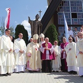Uczestnicy obchodów 100. rocznicy urodzin św. Jana Pawła II.