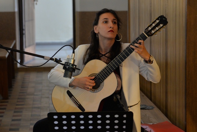 Marika Jurkiewicz grała na gitarze klasycznej.