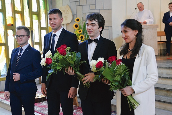 Podczas wydarzenia wystąpili Marika Jurkiewicz i Piotr Dziewiecki (trzeci od lewej).