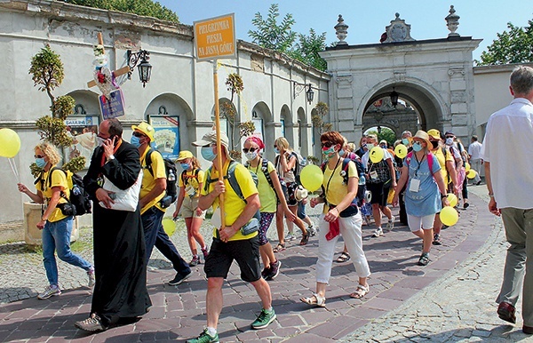 ▲	Grupa żółta z parafii katedralnej wchodzi na Jasną Górę.