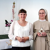 Natalia i s. Julia z relikwiami założyciela w domowej kaplicy.