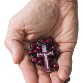 ▲	Wielu uczestników inicjatywy przyznaje, że siłę do pokonywania trudności czerpie  z modlitwy różańcowej.