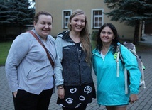 Od lewej pątniczki: Karolina Michulec, Asia Urbaniec i Marta Wolska.
