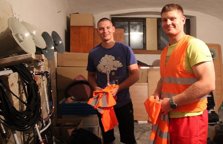 Miłosz i Mikołaj Grzegorzkowie, jak co roku, dbają o sprzęt i sprawy techniczne.
