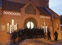 Białoruski OMON zablokował demonstrantów w świątyni. Protest abp. Kondrusiewicza