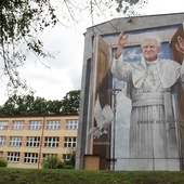 Potężny mural na cześć św. Jana Pawła II powstał w Wojniczu
